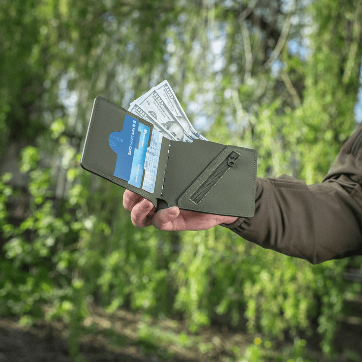 M-Tac Pung Slim Elite Gen. II med dollarregninger og kort i udvendige lommer