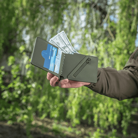 M-Tac Plånbok Slim Elite Gen. II med dollarsedlar och kort i yttre fack.