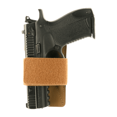 Pistol i M-Tac Hylster-Insert Light med justerbar velcrorem för taktiska väskor.