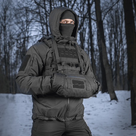 M-Tac Taktisk Handvärmare Elite i användning i snötäckt skog, håller händerna varma med slitstarkt Cordura, fleece och G-Loft-isolering.
