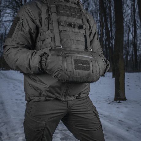M-Tac Taktisk Handvärmare Elite i användning i kallt väder med slitstarkt Cordura och fleecefoder för värme och komfort.