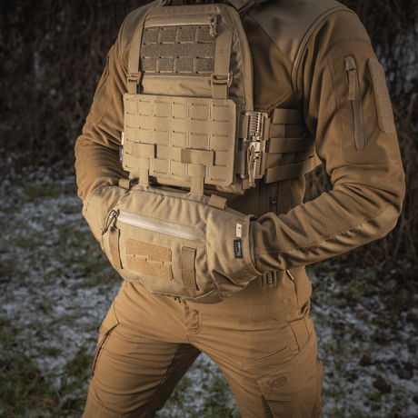 M-Tac Taktisk Handvärmare Elite i användning, tillverkad av slitstarkt Cordura 500D med fleecefoder och G-Loft isolering.