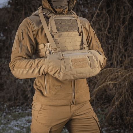 M-Tac Taktisk Handvärmare Elite i användning, håller händerna varma i kallt väder med slitstarkt Cordura och Polartec fleecefoder.