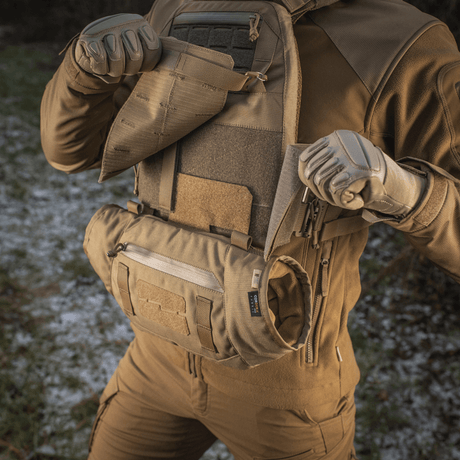 M-Tac Taktisk Handvärmare Elite i användning utomhus, tillverkad av slitstarkt Cordura med fleecefoder och innovativ G-Loft-isolering.