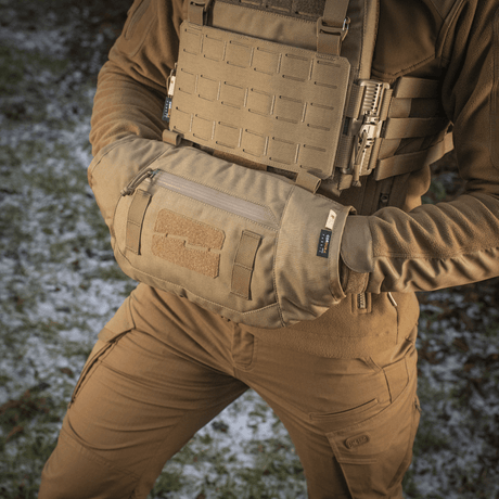 M-Tac Taktisk Handvärmare Elite i användning, tillverkad i slitstarkt Cordura och fleecefoder, perfekt för kalla väderförhållanden.