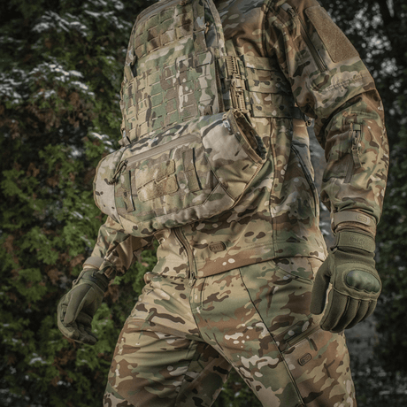 M-Tac Taktisk Handvärmare Elite i användning över camouflerad uniform för varm komfort i kallt väder, tillverkad av slitstarkt Cordura 500D.