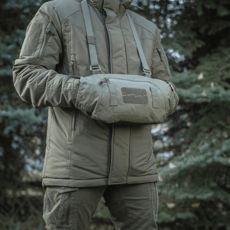 Person som bär M-Tac Taktisk Handvärmare Elite i kallt väder med slitstarkt Cordura 500D och mjukt Polartec-foder
