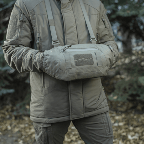 Person som bär M-Tac Taktisk Handvärmare Elite, tillverkad i slitstarkt Cordura 500D med mjukt fleecefoder, i utomhusmiljö