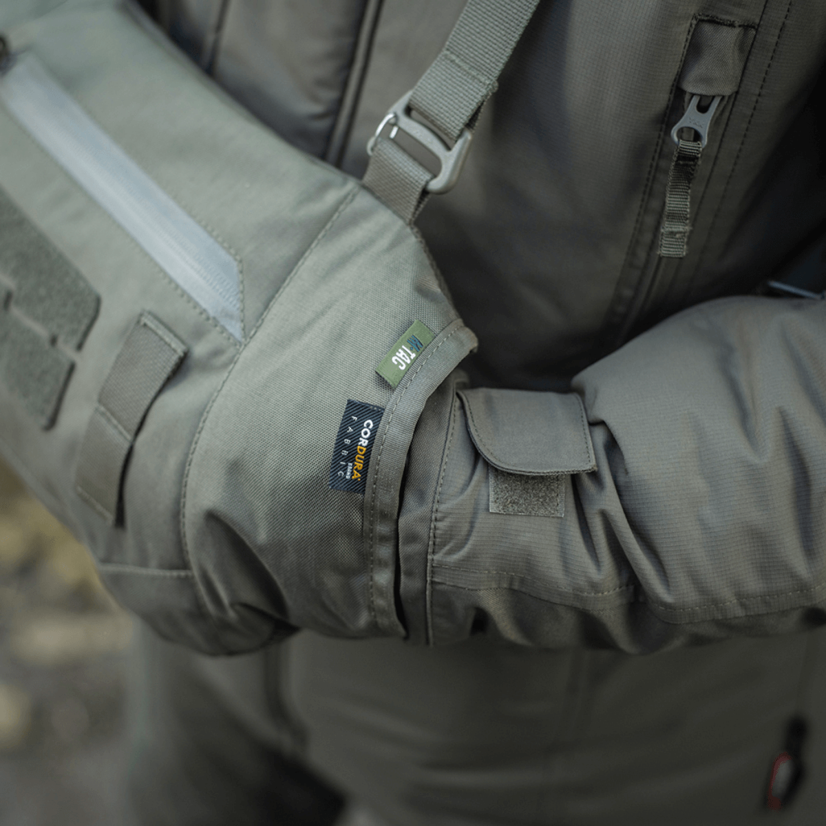 M-Tac Taktisk Håndvarmer Elite i slidstærkt Cordura med fleecefor og G-Loft isolering for koldt vejr, set i brug udendørs.