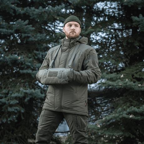 Man som bär M-Tac Taktisk Handvärmare Elite i naturen, vinterkläder, varm handske, stilren design, extrem väderskydd