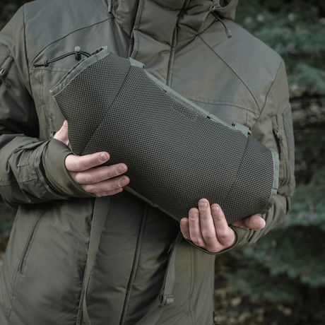 Person håller M-Tac Taktisk Handvärmare Elite i slitstarkt Cordura med fleecefoder och G-Loft-isolering, perfekt för kallt väder