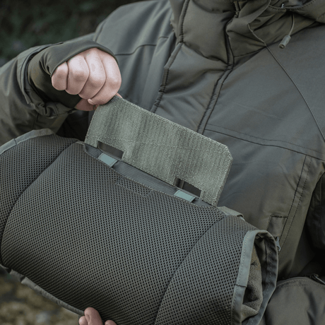 Person använder M-Tac Taktisk Handvärmare Elite med slitstarkt Cordura och fleecefoder för att hålla värmen i kallt väder
