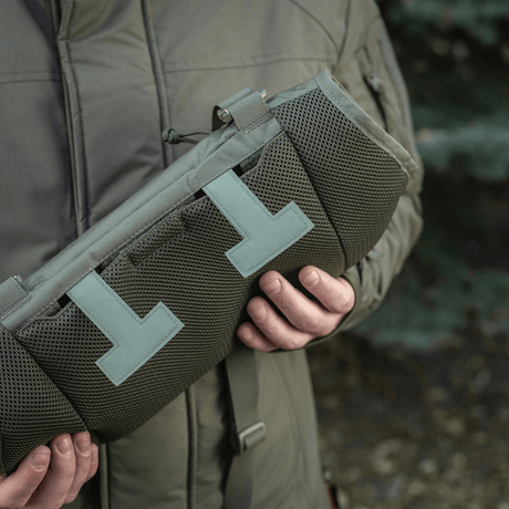 En person håller en M-Tac Taktisk Handvärmare Elite tillverkad av hållbart Cordura 500D med fleecefoder och G-Loft-isolering för kallt väder