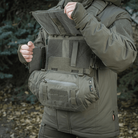 M-Tac Taktisk Handvärmare Elite i användning under kalla förhållanden, tillverkad i slitstarkt Cordura 500D med mjukt Polartec-fleecefoder