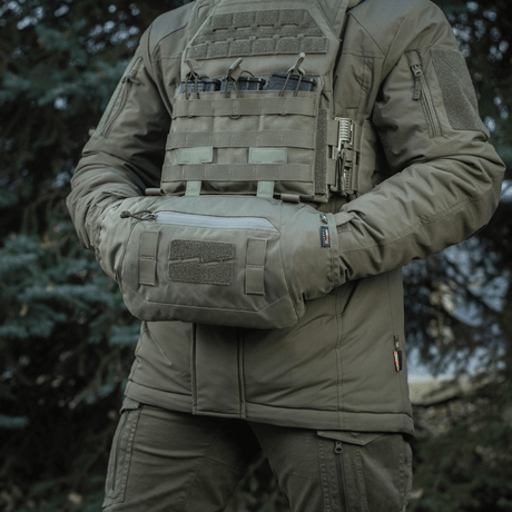M-Tac Taktisk Handvärmare Elite monterad på en taktisk jacka, designad för att hålla händerna varma med Cordura 500D och G-Loft-isolering