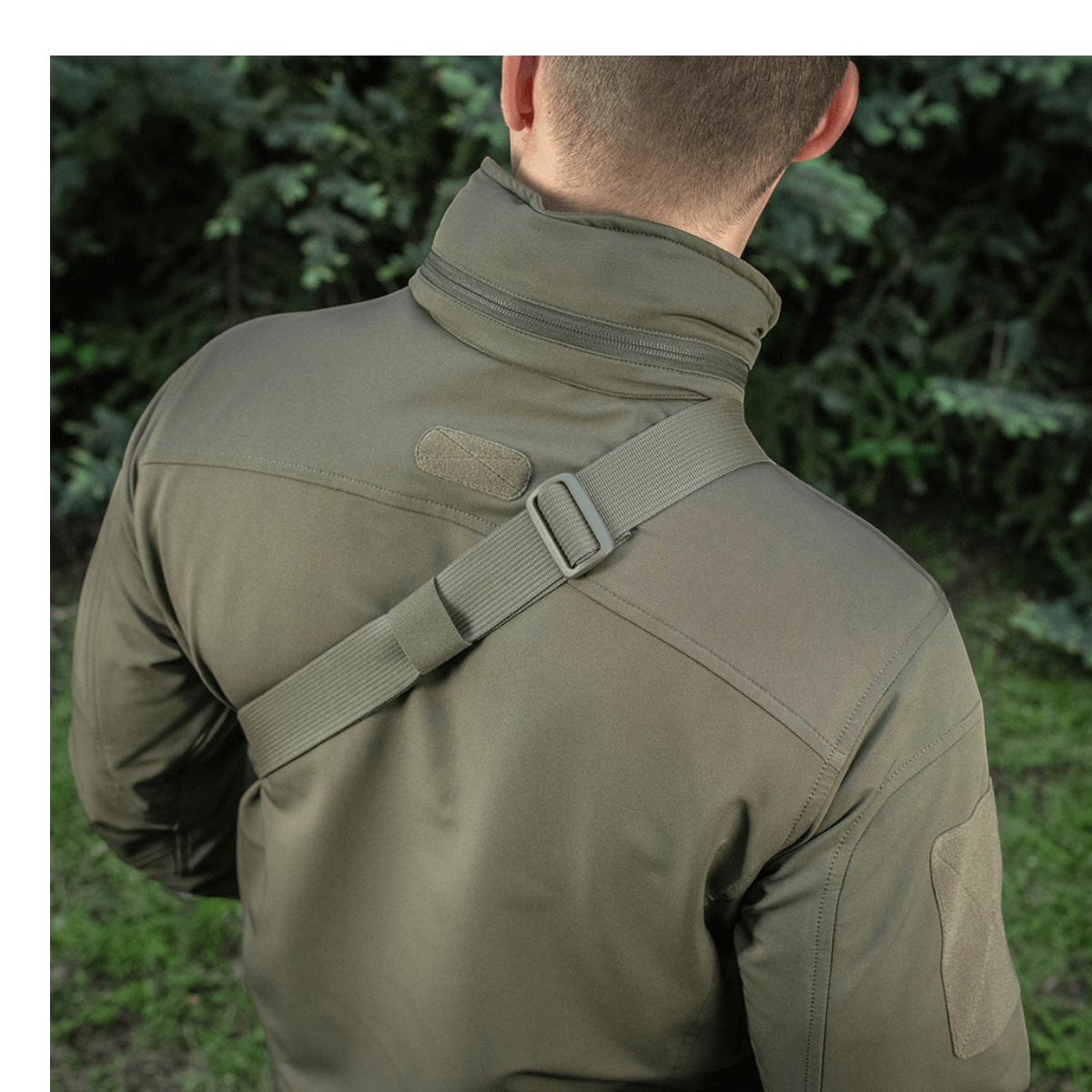 Mand iført M-Tac Sling Pistoltaske Elite Hex i naturen, med fokus på justerbar skulderrem