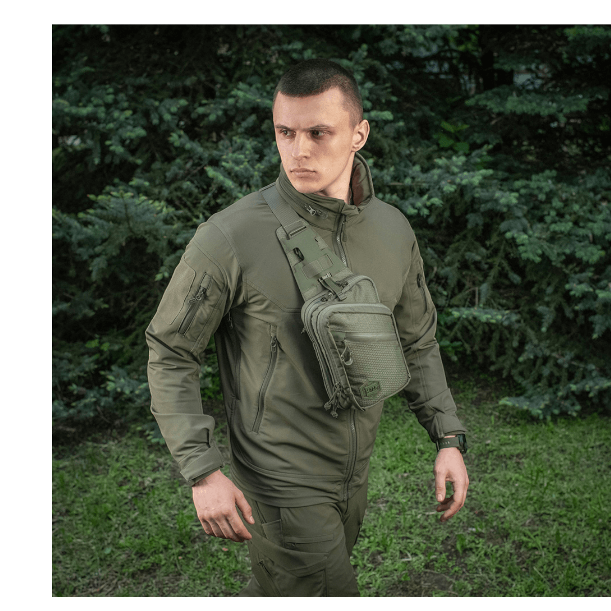 Mand i skov med M-Tac Sling Pistoltaske Elite Hex, slidstærk og justerbar taske til skjult våben.