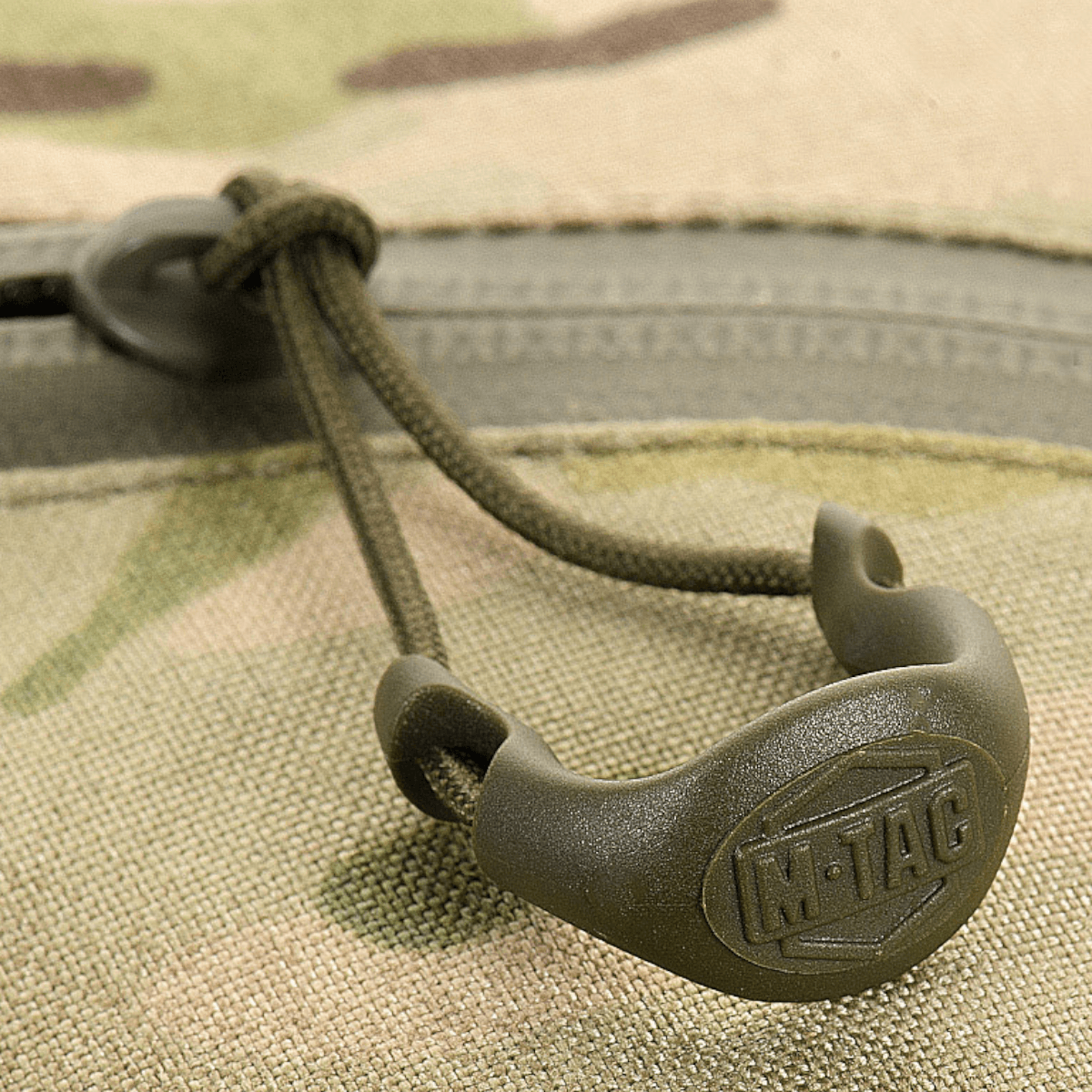 Nærbillede af M-Tac Sling Pistoltaske Elite Hex lynlås, der viser holdbar Cordura 1000D materiale.