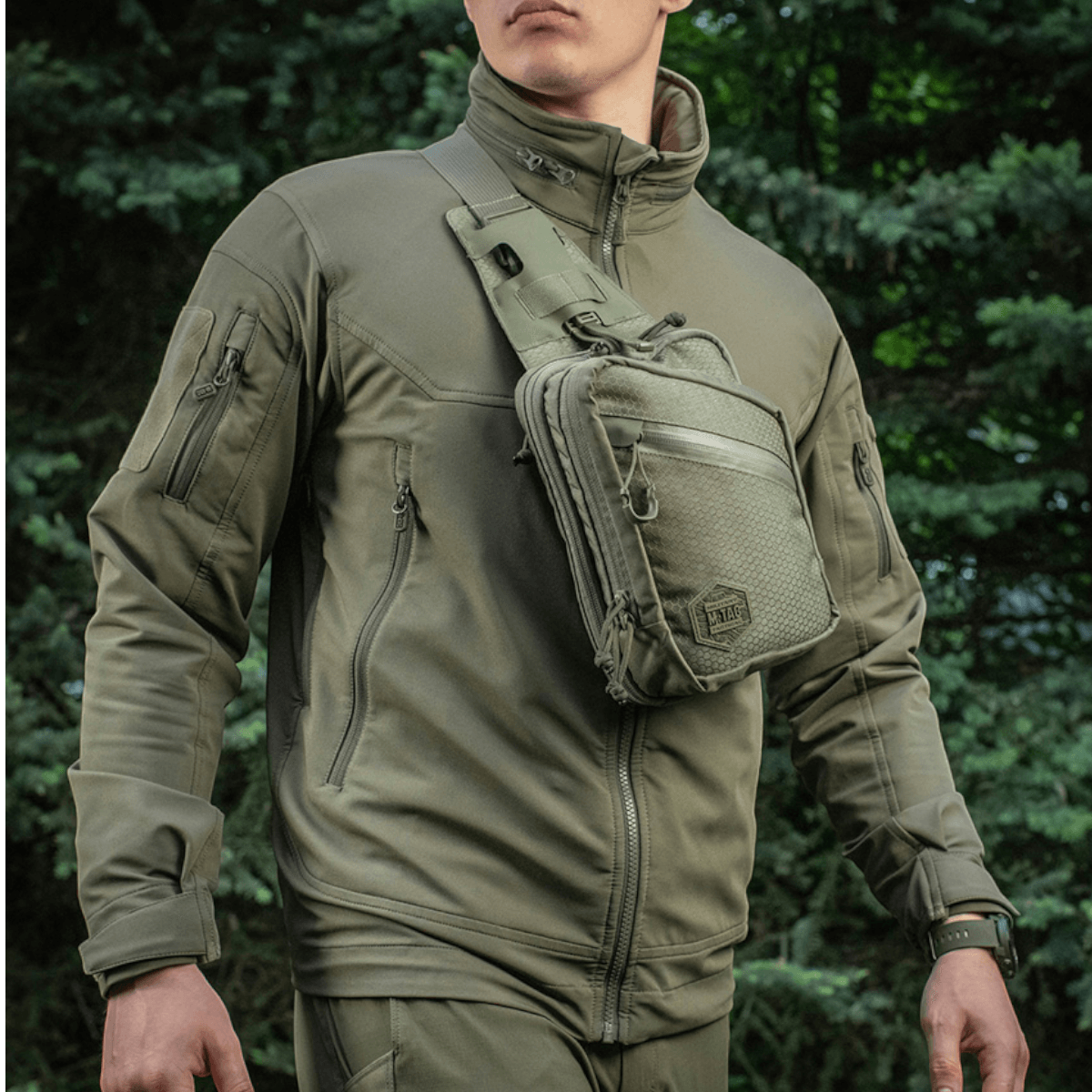 Mand iført M-Tac Sling Pistoltaske Elite Hex outdoor opbevaringsløsning