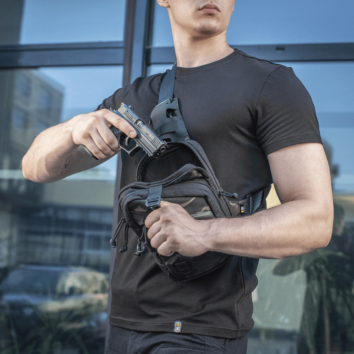 M-Tac Sling Pistoltaske Elite Hex i brug, stilfuld skydevåbentaske med justerbar skulderrem og rummelige rum.