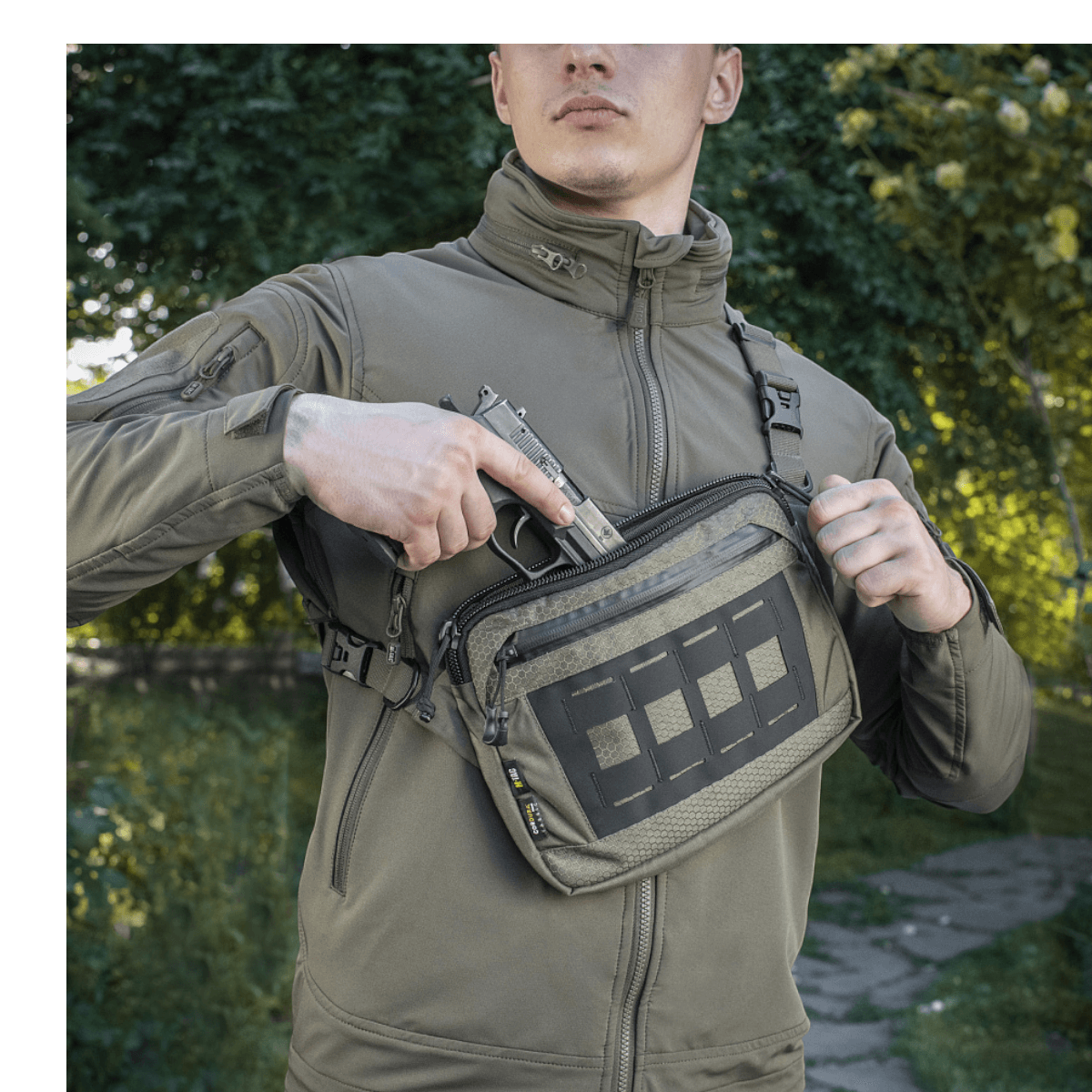 M-Tac Admin Taske Elite bruges af en person iført jakke, klar til hurtig adgang, lavet i slidstærk Cordura 500D og Cordura Hex.
