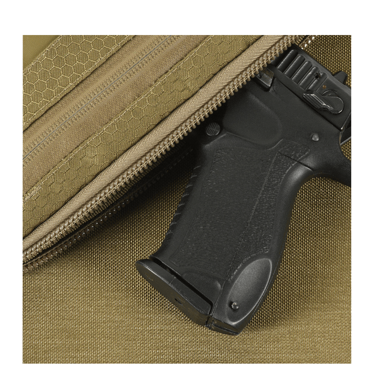 M-Tac Admin Taske Elite med en pistol i lommen, viser det robuste Cordura 500D materiale og YKK lynlåse, ideel til taktisk brug.