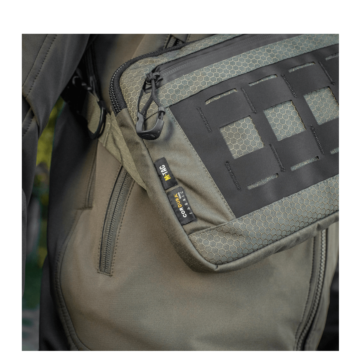 M-Tac Admin Taske Elite lavet af slidstærkt Cordura-materiale med justerbar skulderrem og YKK lynlåse for stilfuld funktionalitet.