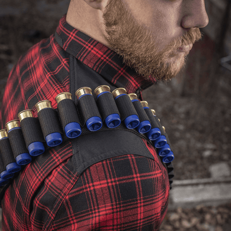 M-Tac Bandolier Elite för jakt, sedd på en person i rutig röd skjorta, kapacitet 55 patroner, ergonomisk design, praktisk åtkomst till ammunition.
