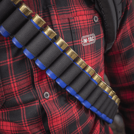M-Tac Bandolier Elite patronbandolier för jakt och sportskytte med kapacitet 55 patroner, buren över rutig röd skjorta.