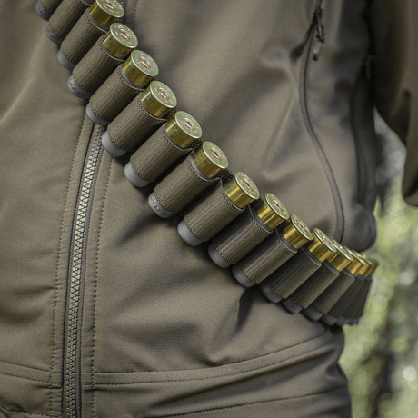 M-Tac Bandolier Elite för jakt, visar patroner i ett praktiskt bälte med elastiksäkring, kapacitet för 55 patroner, ergonomisk design.