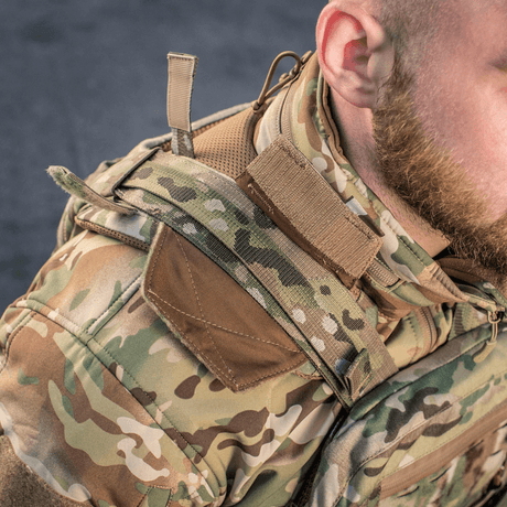M-Tac axelkudde till Plate Carrier Cuirass QRS monterad på en camouflageväst, visar komfort och viktfördelning.