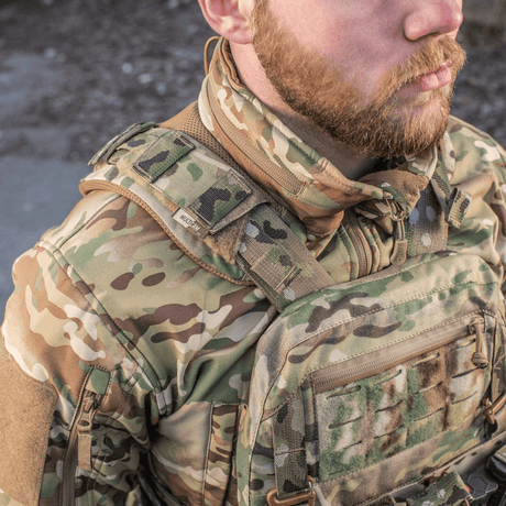 Man bär M-Tac axelkudde till Plate Carrier Cuirass QRS i slitstark Cordura med Velcro-fäste vid camouflagetillbehör.