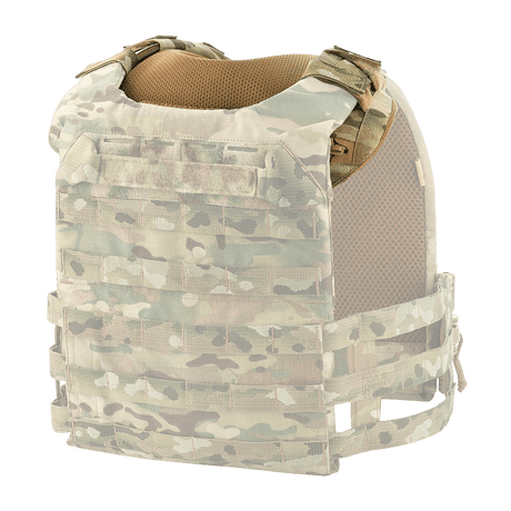 M-Tac axelkudde till Plate Carrier Cuirass QRS monterad på en camouflagemönstrad väst med hög komfort och hållbarhet.