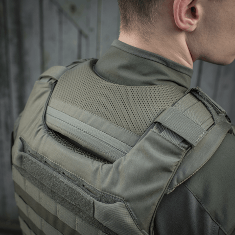 M-Tac axelpad till Plate Carrier Cuirass QRS i användning på en taktisk väst, visar komfort och hållbarhet i Cordura