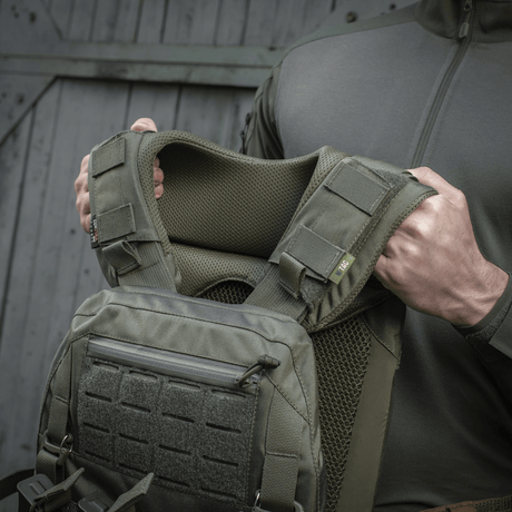 Person demonstrerar M-Tac axelpad till Plate Carrier Cuirass QRS med högkvalitativ Cordura och 3D-mesh för ökad komfort och ventilation