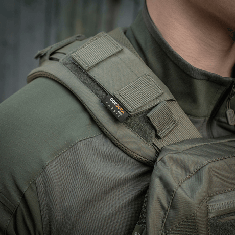 M-Tac axelpad till Plate Carrier Cuirass QRS på en grön jacka för komfort och viktfördelning, tillverkad av slitstarkt Cordura