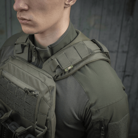 M-Tac axelpad till Plate Carrier Cuirass QRS monterad på skyddsväst, tillverkad av slitstarkt Cordura med 3D-mesh-paneler