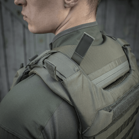 M-Tac axelpad till Plate Carrier Cuirass QRS monterad på en soldats axel för ökad komfort och viktfördelning