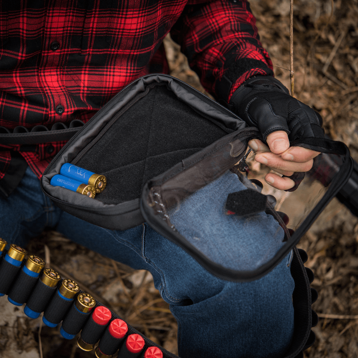 Person holder M-Tac Utility Organizer Slim Elite med gennemsigtig PVC-forvæg, perfekt til organiseret opbevaring af udstyr.