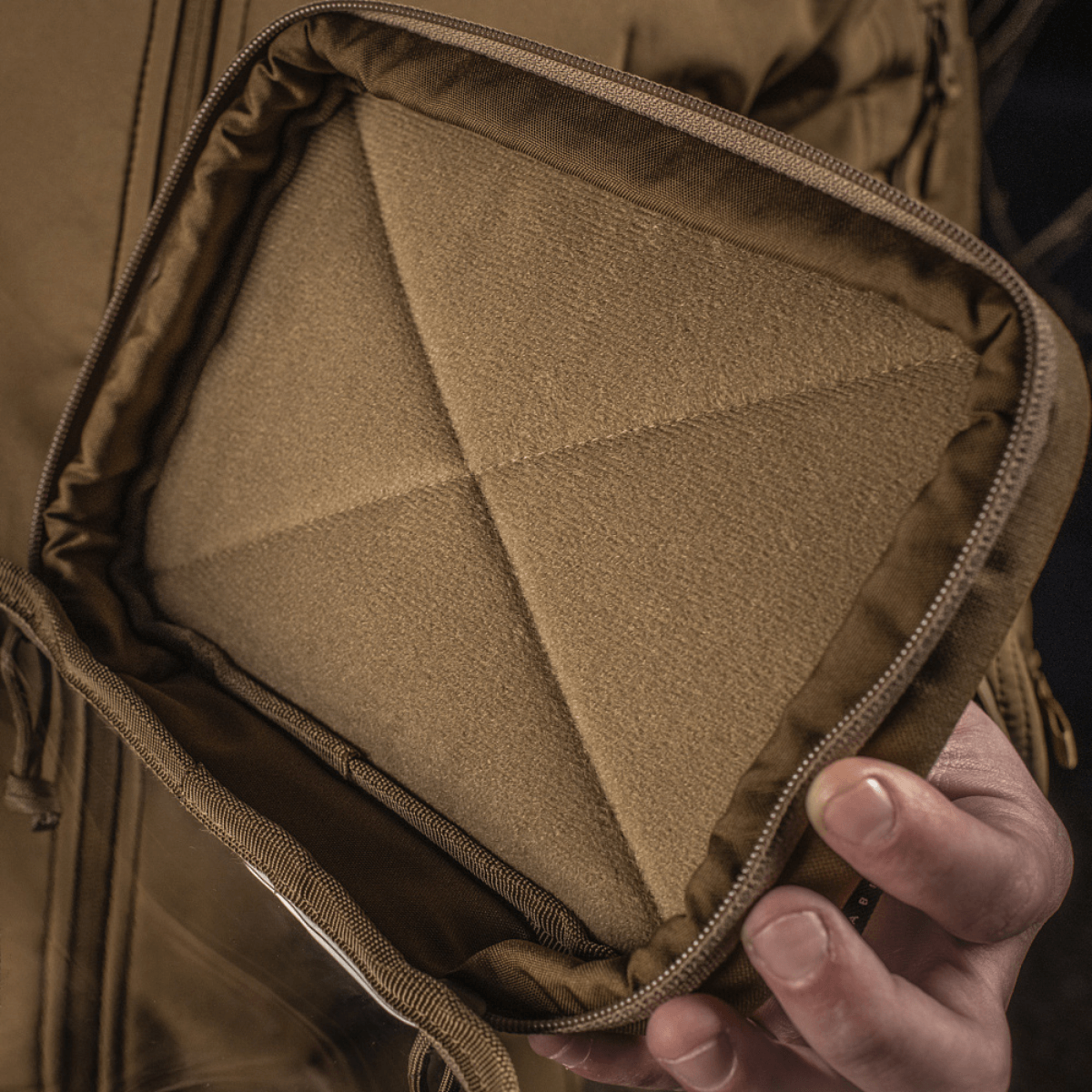 M-Tac Utility Organizer Slim Elite i Cordura 500D materiale, ergonomisk design til sikker opbevaring af EDC-genstande og tilbehør.