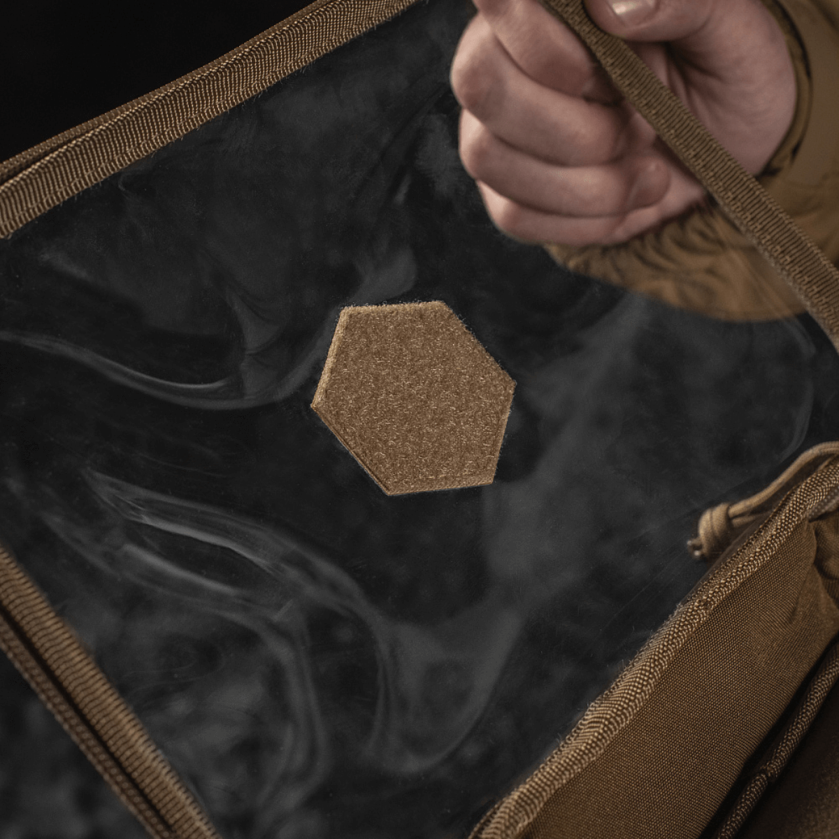 M-Tac Utility Organizer Slim Elite med transparent PVC-folie, designet til sikker og let opbevaring af EDC-kit og tilbehør.