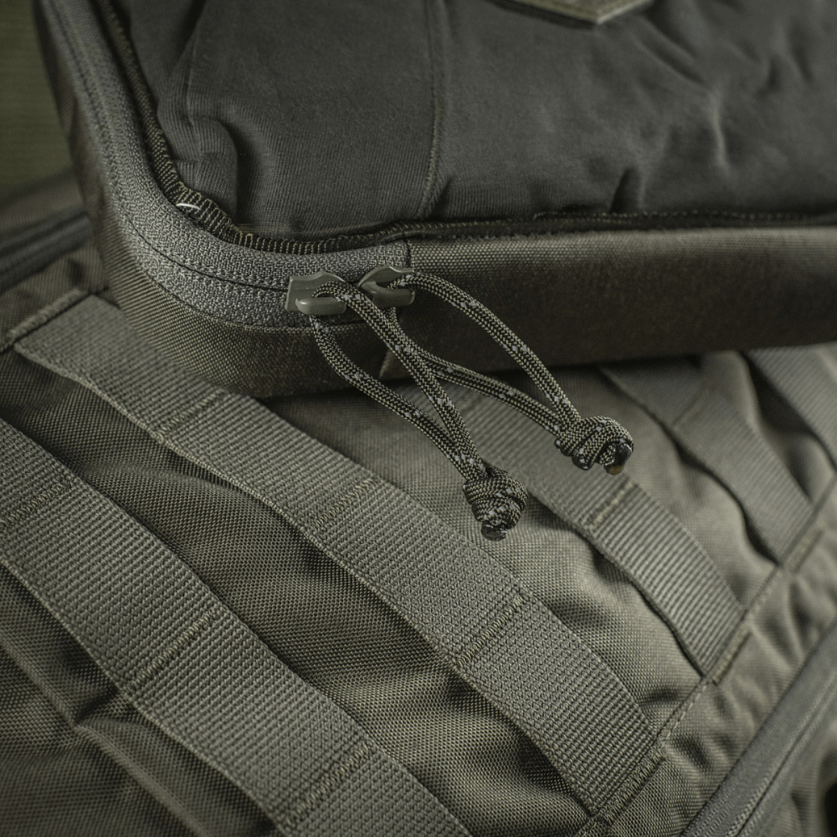M-Tac Utility Organizer Slim Elite i Cordura 500D med robust lynlås og taktilt design for sikker opbevaring og hurtig adgang.
