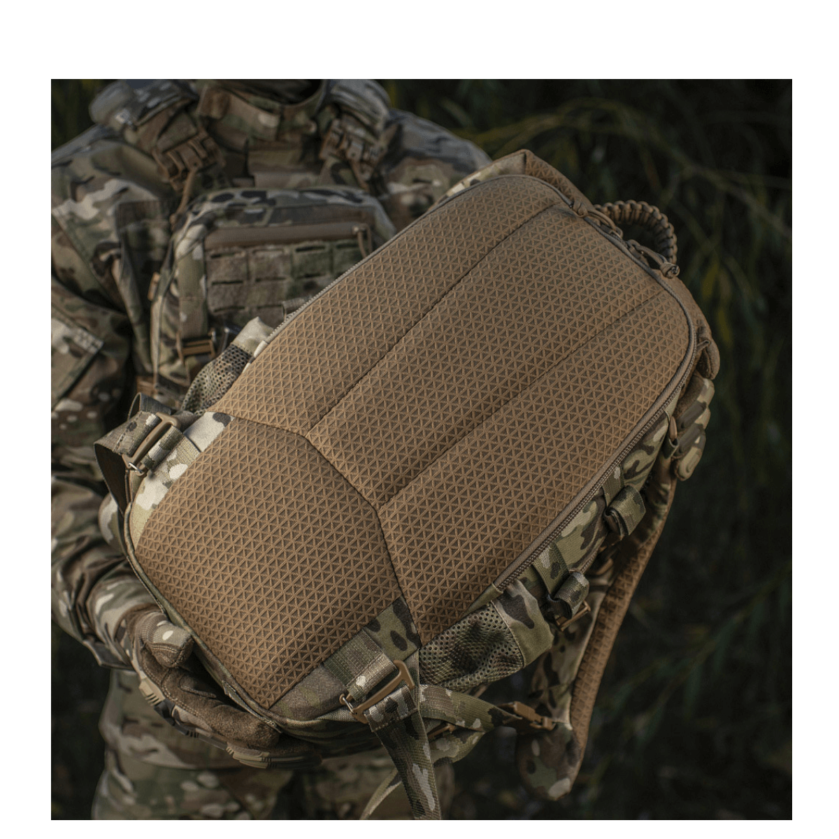 Soldat holder M-Tac Mission Pack Elite, lavet af Cordura 1000D med MOLLE LASER CUT-system, ergonomisk og slidstærk rygsæk.