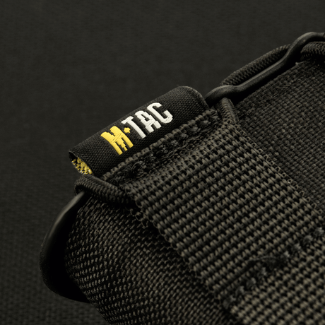 M-Tac magasinficka Kolchan för AK/AR Mini i slitstark Cordura, fokus på sömnad och märke, detaljerad närbild, galleri position 1.