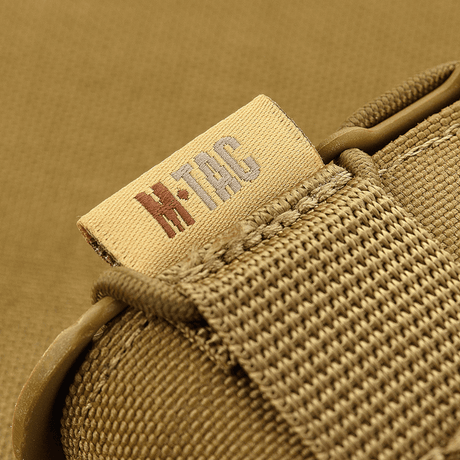 M-Tac magasinficka Kolchan för AK/AR Mini i slitstark Cordura med NIJ-certifiering, närbild av sömnad och märke, galleri position 1.