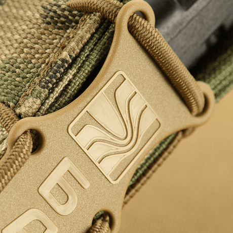 M-Tac magasinficka Kolchan för AK/AR Mini i slitstark Cordura, detaljerad närbild av spänne och sömnad, galleri position 1.