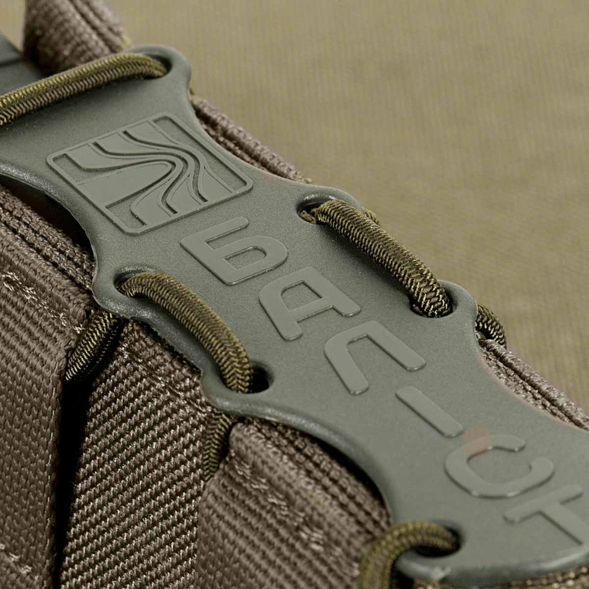 Nærbillede af M-Tac Mag Lomme Kolchan til AK/AR Mini fremstillet af Cordura 1000D med stødresistente plastikindsatser og MOLLE-system.