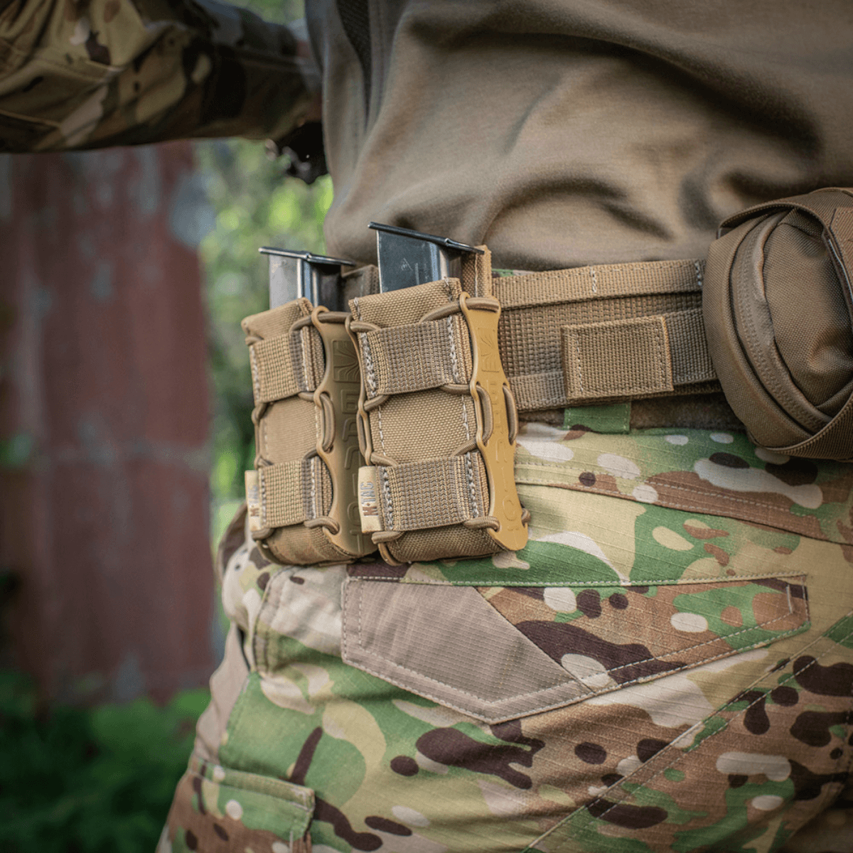 Alt Tag: M-Tac Pistolmagasinlomme Kolchan fastgjort til militæruniform med to magasiner, holdbare Cordura-materialer, stødresistente indsatser.