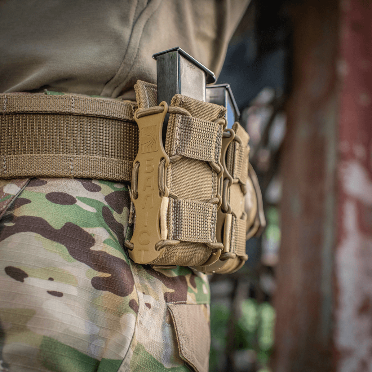 M-Tac Pistolmagasinlomme Kolchan monteret på bælte med magasiner, lavet af holdbar Cordura 1000D, designet til hurtig adgang.