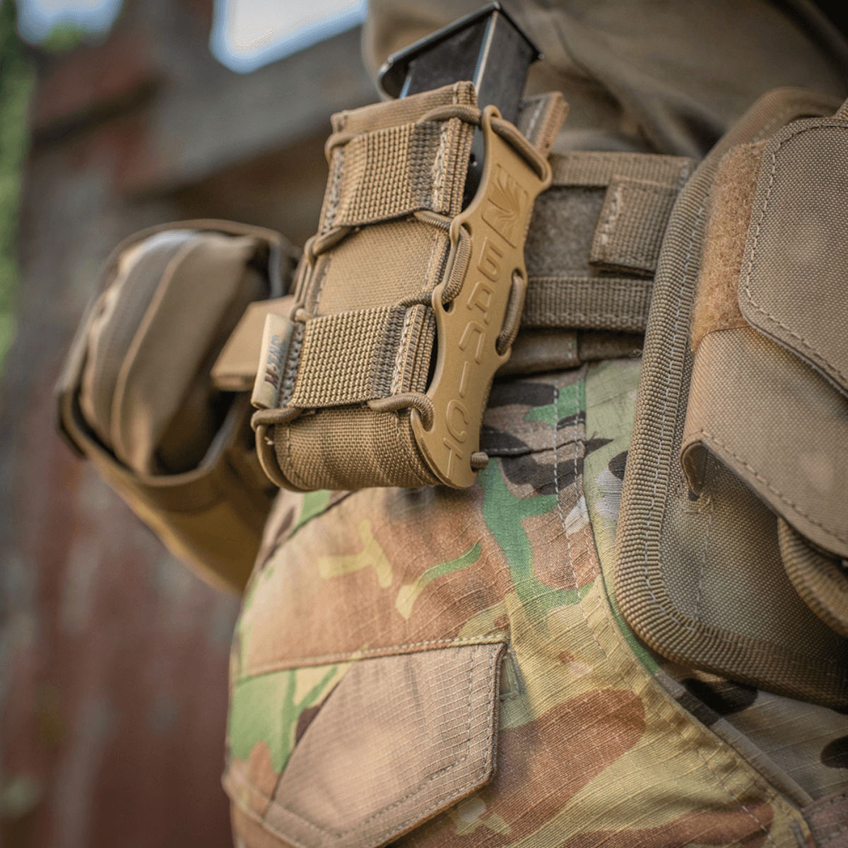 M-Tac Pistolmagasinlomme Kolchan fastgjort til camouflagedragt, fremstillet af robust Cordura 1000D, med pistolmagasin i sikker opbevaring.